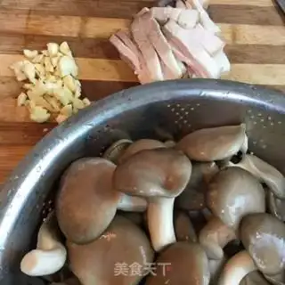 Make Garlic slices of mushrooms step 0