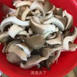Make Garlic slices of mushrooms step 1