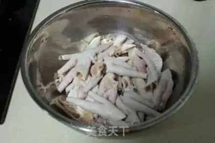 Make Sour papayas with chicken claws step 1