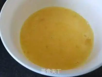 Make Peach stewed eggs step 1
