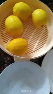 Make Honey lemon iced tea step 1