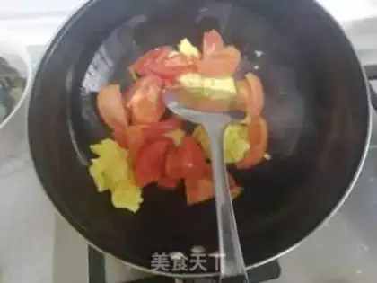 Make Tomato fried eggs step 3