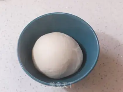 Make The little black and white pig squeezes the buns step 3