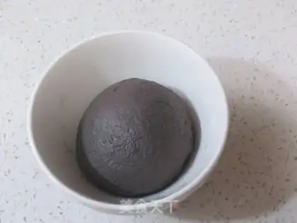Make The little black and white pig squeezes the buns step 5