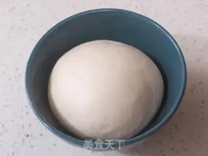 Make The little black and white pig squeezes the buns step 6