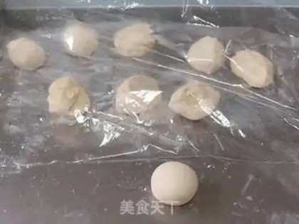 Make The little black and white pig squeezes the buns step 8