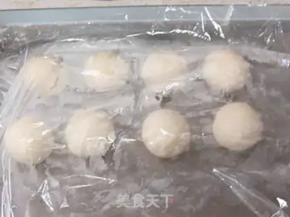 Make The little black and white pig squeezes the buns step 9