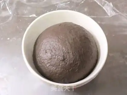 Make The little black and white pig squeezes the buns step 10