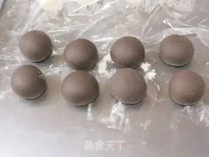 Make The little black and white pig squeezes the buns step 11