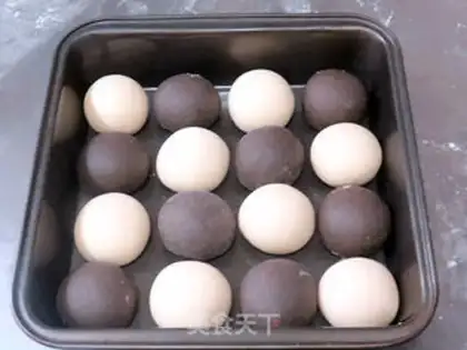 Make The little black and white pig squeezes the buns step 12