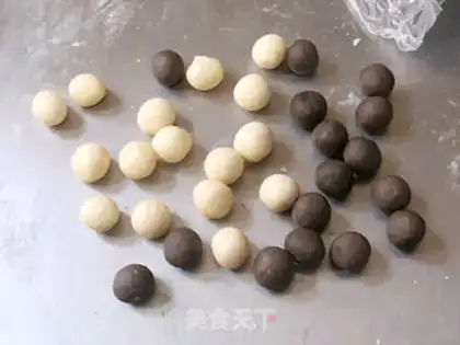 Make The little black and white pig squeezes the buns step 14
