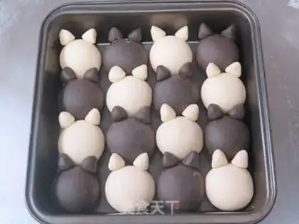 Make The little black and white pig squeezes the buns step 15