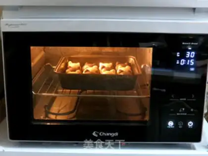 Make The little black and white pig squeezes the buns step 16