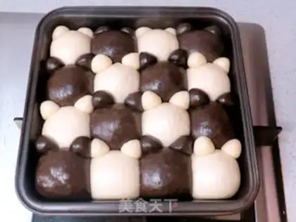 Make The little black and white pig squeezes the buns step 18