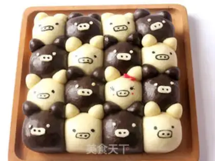 Make The little black and white pig squeezes the buns step 19