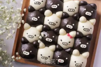 Make The little black and white pig squeezes the buns step 20