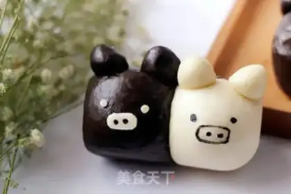 Make The little black and white pig squeezes the buns step 21