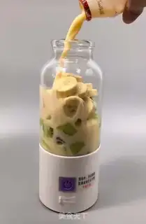 Make Banana monkey milkshake step 2