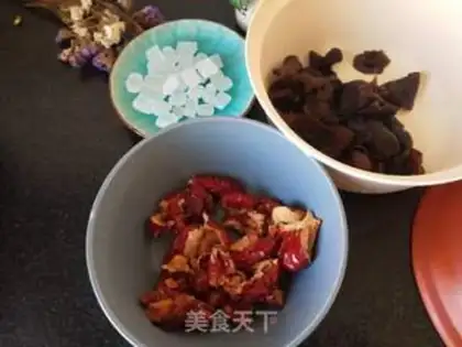 Make Red-tree black ear soup step 1