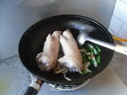 Make Soy pig hoofs step 2