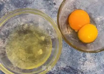 Make Golden fungus fried eggs step 4