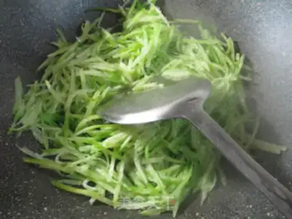 Make Shrimp-flavored radish step 2