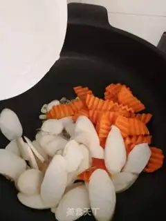 Make Carrot fried abalone mushroom step 2
