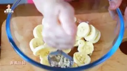 Make Korean banana cake step 2