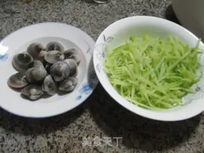 Make Round clams and radish soup step 0