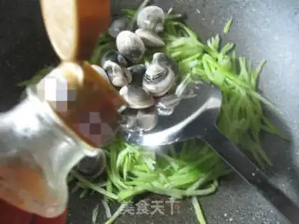 Make Round clams and radish soup step 2