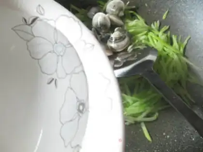 Make Round clams and radish soup step 3