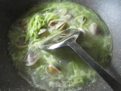 Make Round clams and radish soup step 4