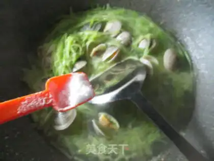 Make Round clams and radish soup step 5