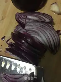Make Pelican onions mixed with chicken legs step 2
