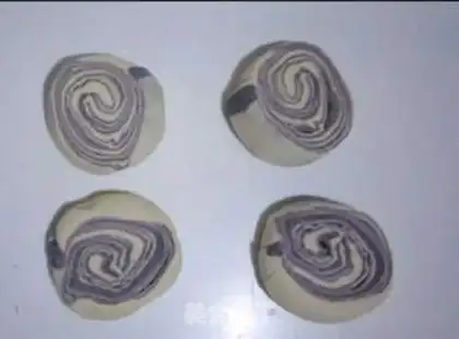 Make Two-colour-year-old buns step 12
