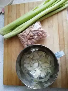Make Celery makes lilies step 0