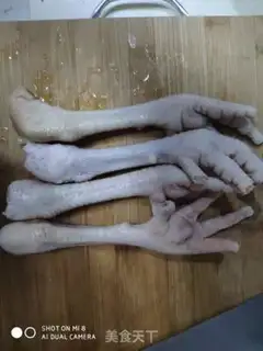 Make Monkey mushrooms, weeds, chicken feet soup step 0