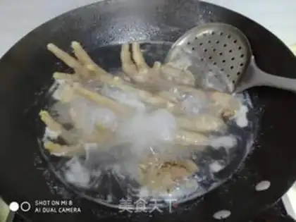 Make Monkey mushrooms, weeds, chicken feet soup step 1