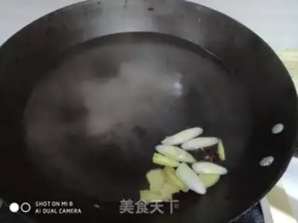 Make Monkey mushrooms, weeds, chicken feet soup step 2