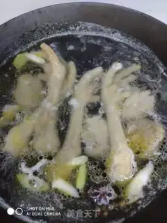 Make Monkey mushrooms, weeds, chicken feet soup step 3