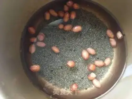 Make Sesame and black rice peanut porridge step 1