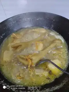 Make Monkey mushrooms, weeds, chicken feet soup step 7