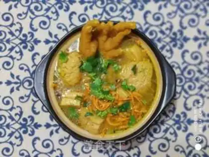 Make Monkey mushrooms, weeds, chicken feet soup step 8