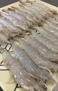 Make Spicy shrimp from a dry pot step 0