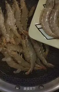 Make Spicy shrimp from a dry pot step 1