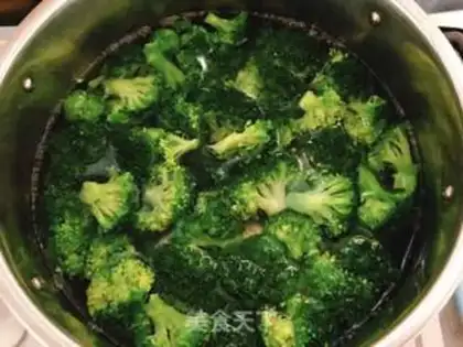 Make Garlic broccoli step 1