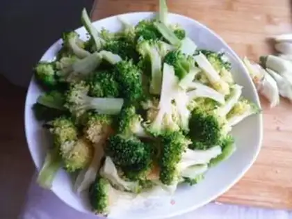 Make Garlic broccoli step 3