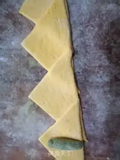 Make Triangular roses step 8