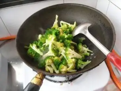Make Garlic broccoli step 5