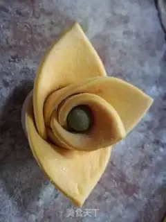 Make Triangular roses step 10